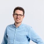 Personne portant une chemise bleu clair sur fond clair