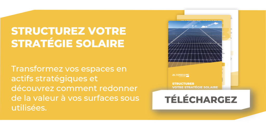 Bannière mobile affichant la brochure Structurer votre stratégie solaire avec visuel de panneaux photovoltaïques et bouton Télécharger