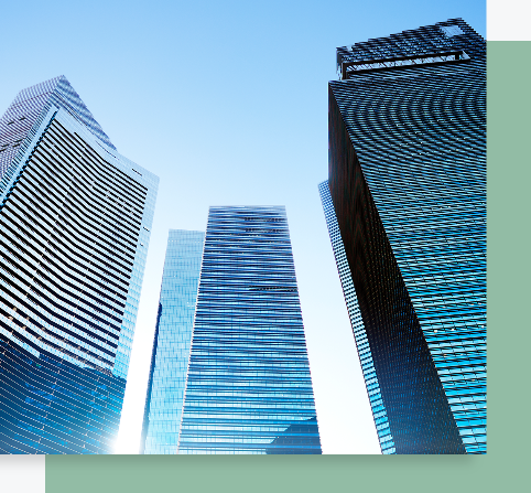 Vue de plusieurs gratte-ciels modernes aux façades vitrées sous un ciel bleu