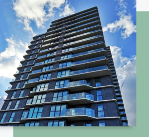 Tour résidentielle moderne avec balcons et façades vitrées sous un ciel bleu légèrement nuageux