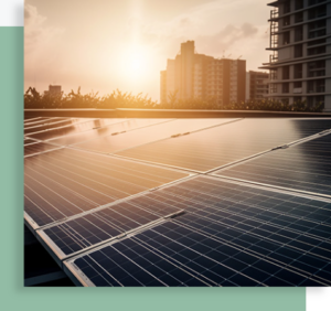 Panneaux solaires installés sur un toit avec un coucher de soleil en arrière‑plan et des bâtiments à distance