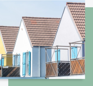 Alignement de maisons résidentielles modernes avec toits en tuiles et volets colorés