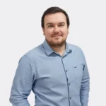 Personne portant une chemise bleu clair sur fond clair