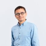 Personne portant une chemise bleu clair sur fond clair