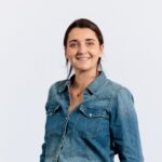 Personne portant une chemise en jean sur fond clair