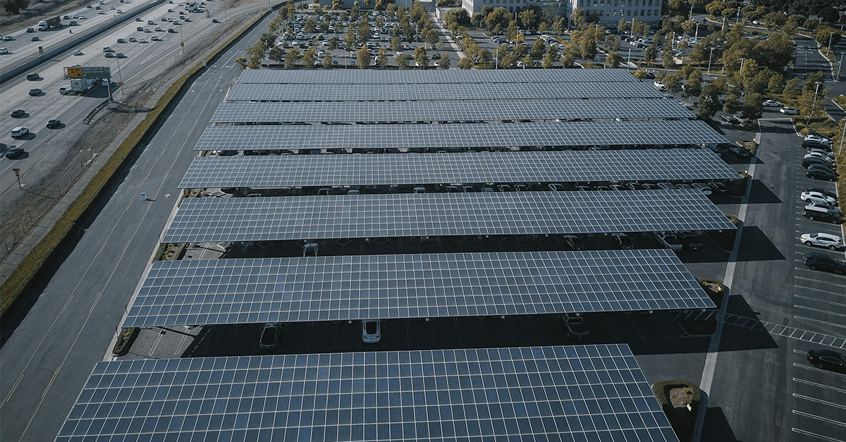 L’article 40 de la loi du 10 mars 2023 relative à l’accélération de la production d’énergies renouvelables impose l’équipement en ombrières de tous les parkings de plus de 1 500 m² en France.