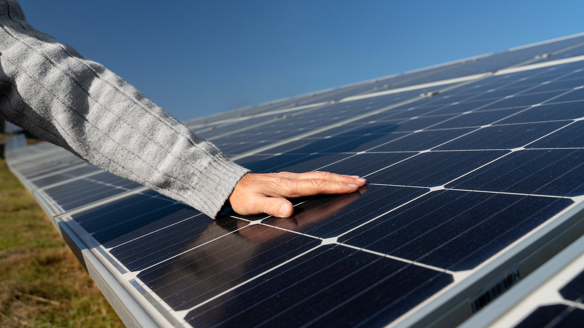 Les ministres Bruno Le Maire et Roland Lescure ont lancé un nouveau plan de développement ambitieux avec les acteurs du solaire photovoltaïque.