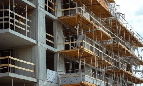 Découvrez comment la RE2020 transforme la construction neuve en France avec des extensions et ajustements majeurs en 2026 pour les bâtiments.