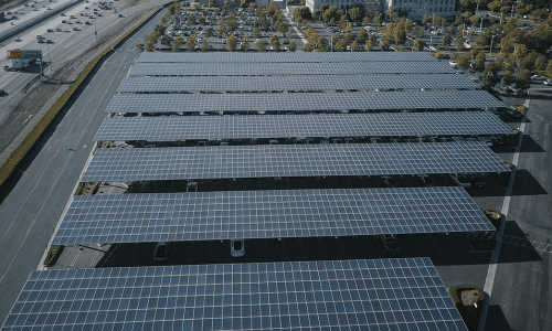L’article 40 de la loi du 10 mars 2023 relative à l’accélération de la production d’énergies renouvelables impose l’équipement en ombrières de tous les parkings de plus de 1 500 m² en France.