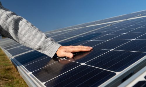 Les ministres Bruno Le Maire et Roland Lescure ont lancé un nouveau plan de développement ambitieux avec les acteurs du solaire photovoltaïque.